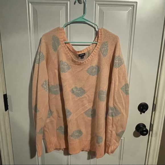 TORRID LIP PRINT LUREX SWEATER SIZE 2 - Picture 2 of 5